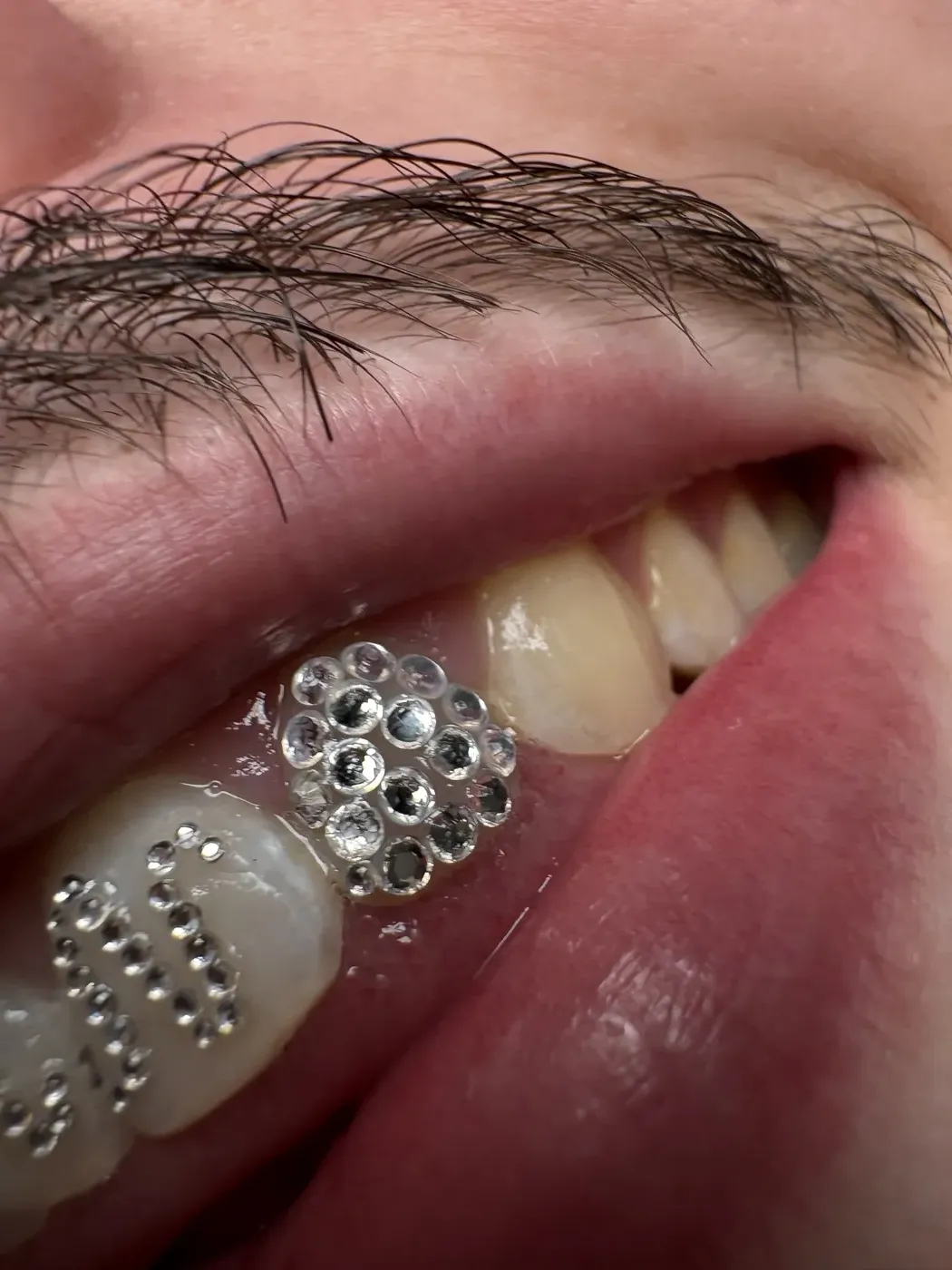 Composition sur mesure : pavage et lettrage en strass